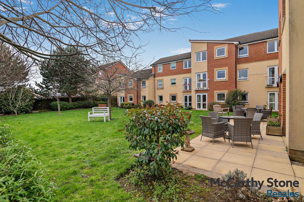 Property photo 2 of 16 Communal Gardens