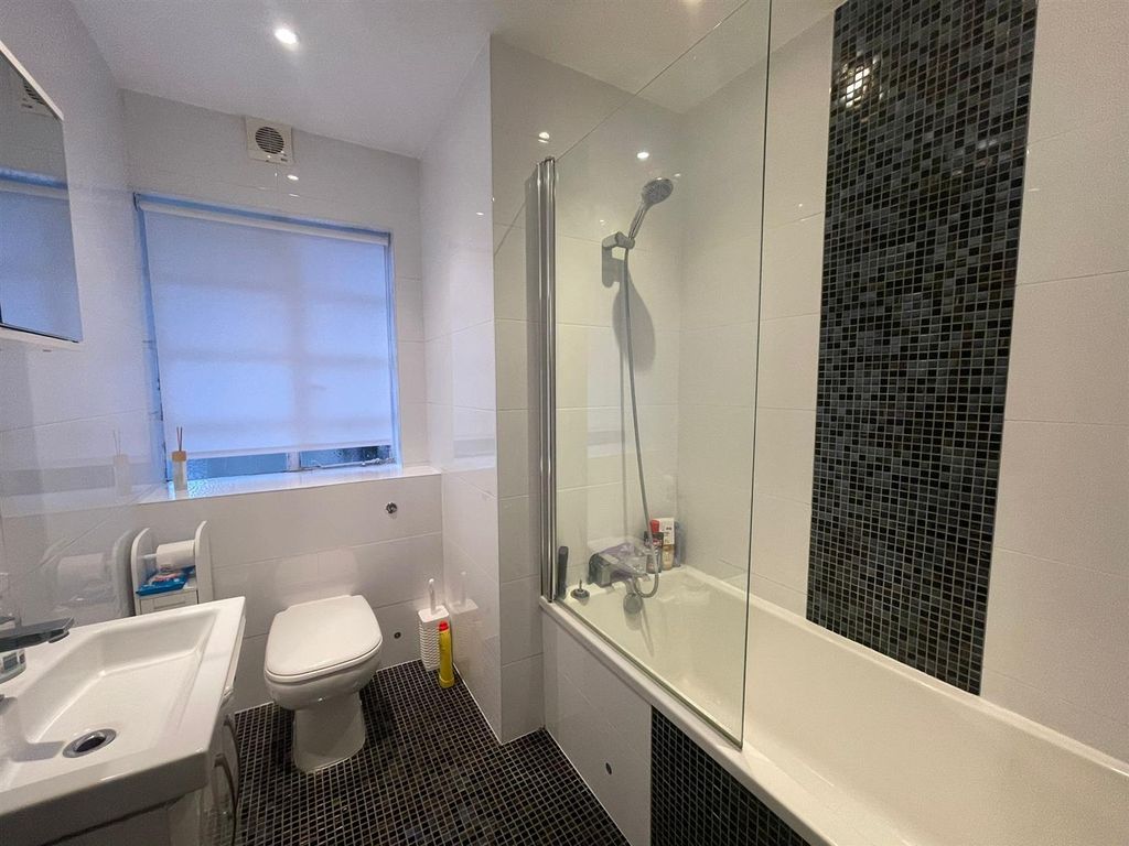 Property photo 2 of 7 Bathroom .Jpeg