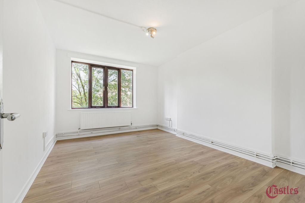 Property photo 1 of 21 Living Room