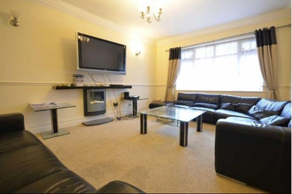 Property photo 1 of 15 A Spacious And Well-Maintained Living Room Featuri...