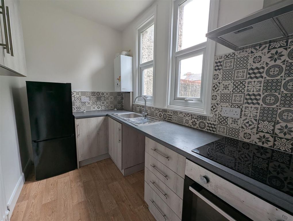 Property photo 3 of 7 Kitchen