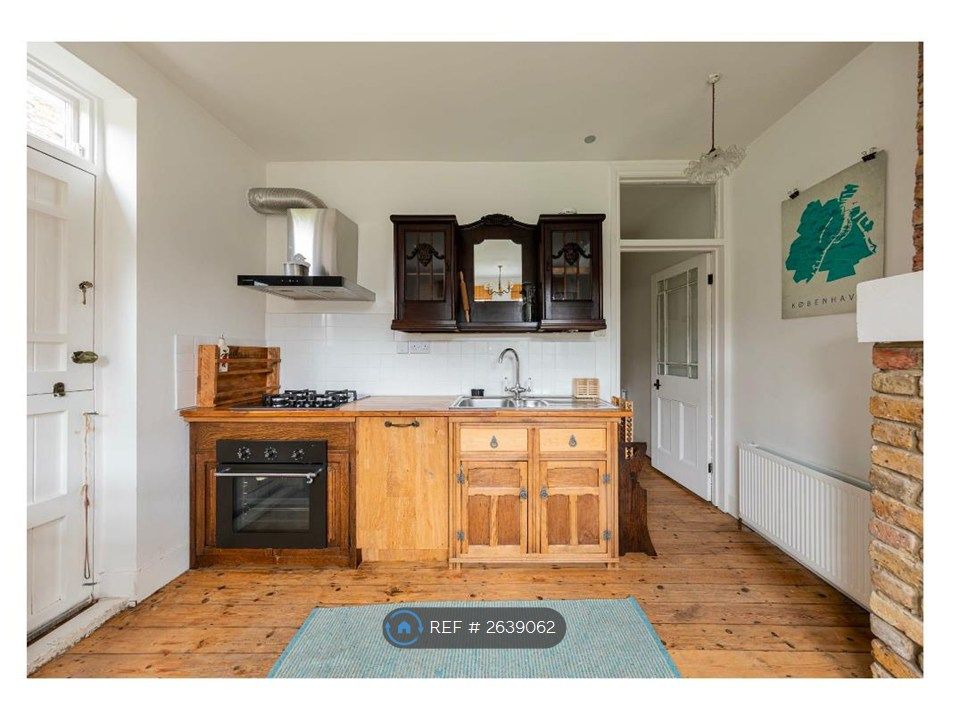 Property photo 3 of 11 Kitchen
