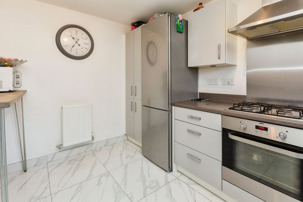 Property photo 3 of 17 Kitchen