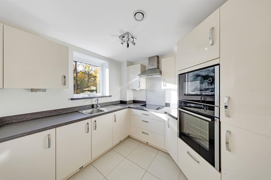 Property photo 3 of 27 06-0c19Pfmcs - 25 Birch Place-46-Medium.Jpg