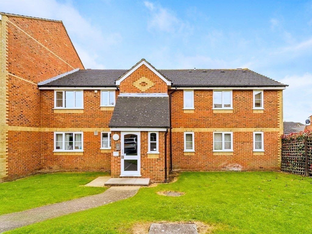 Property photo 1 of 11 2 Bed Flat To Rent Redford Close, Feltham Tw13