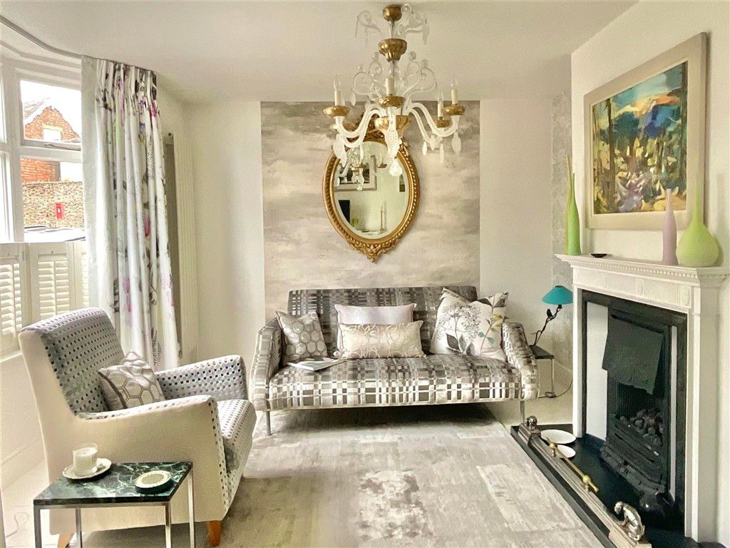 Property photo 3 of 17 Lounge