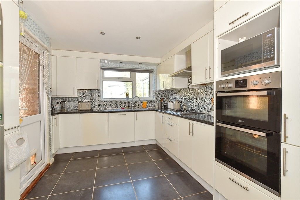 Property photo 1 of 10 Kitchen