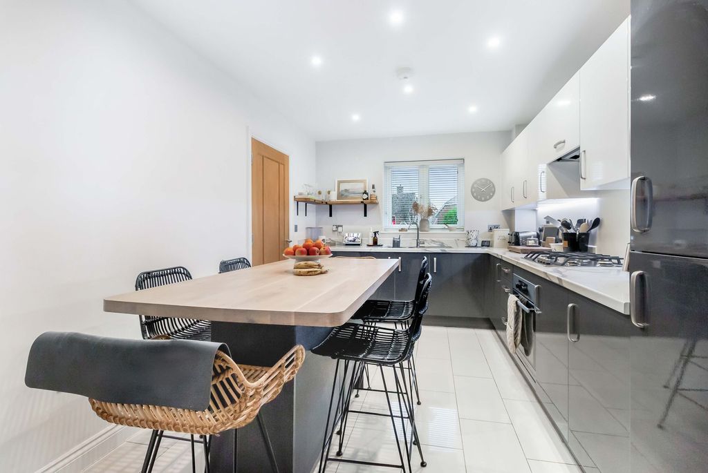 Property photo 2 of 27