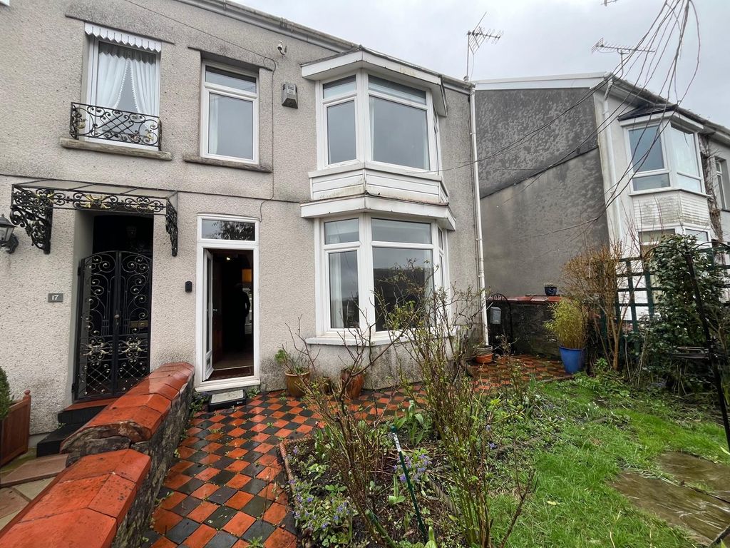 Property photo 2 of 27