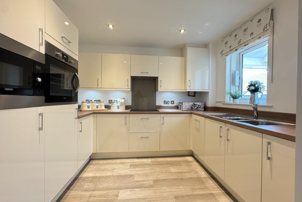 Property photo 2 of 10 Kitchen