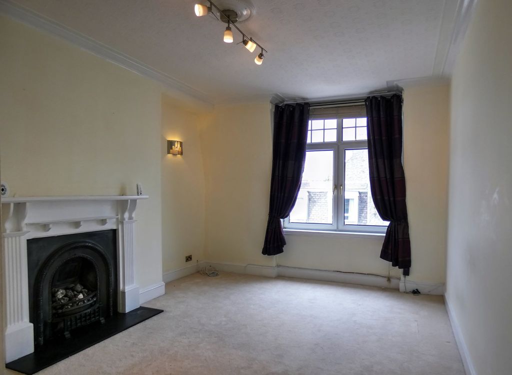 Property photo 3 of 16 Lounge