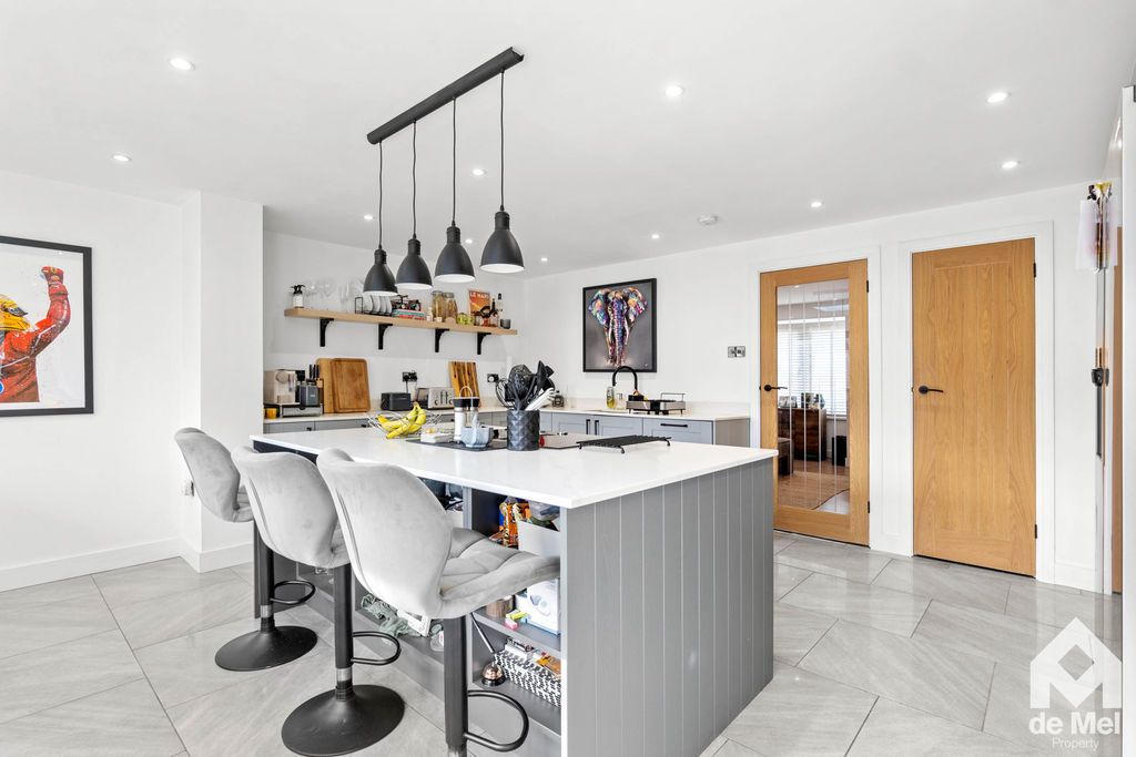 Property photo 3 of 14 Photo 7