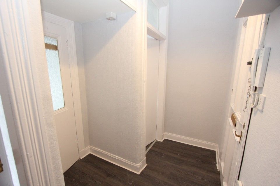Property photo 2 of 10 Hallway