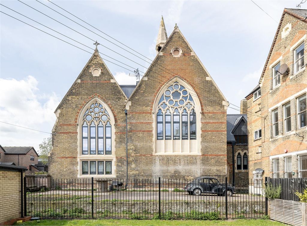 Property photo 1 of 28 Arcadia Street, E14