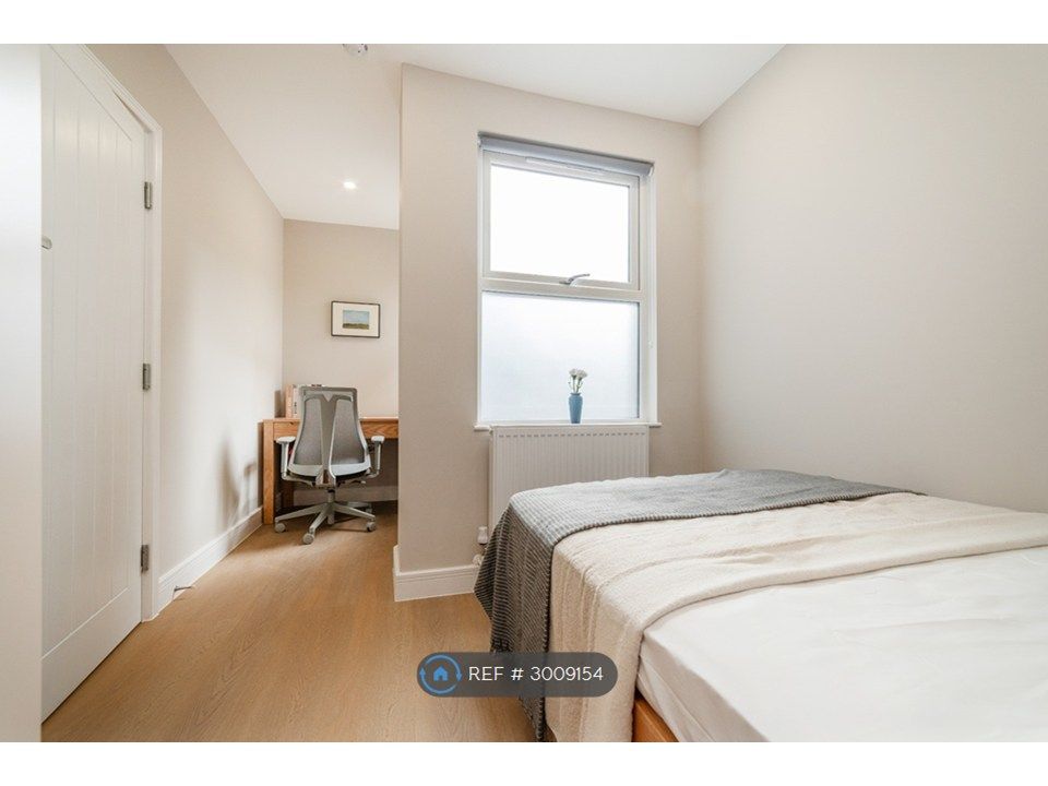 Property photo 2 of 10 Room 1 (Shared Bath)