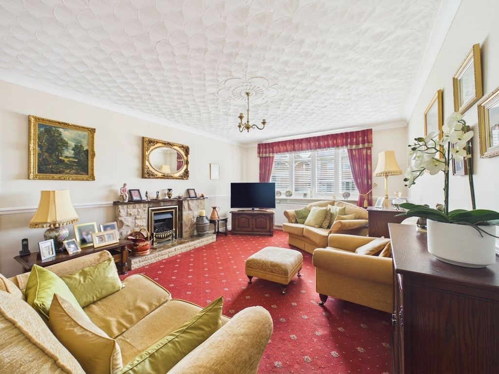 Property photo 2 of 18 Lounge