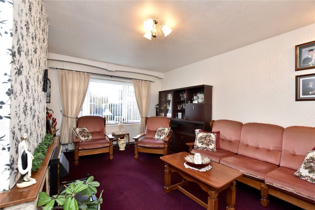 Property photo 3 of 20 Lounge