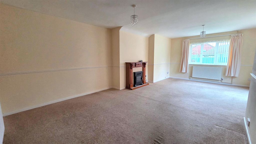 Property photo 3 of 13 Lounge