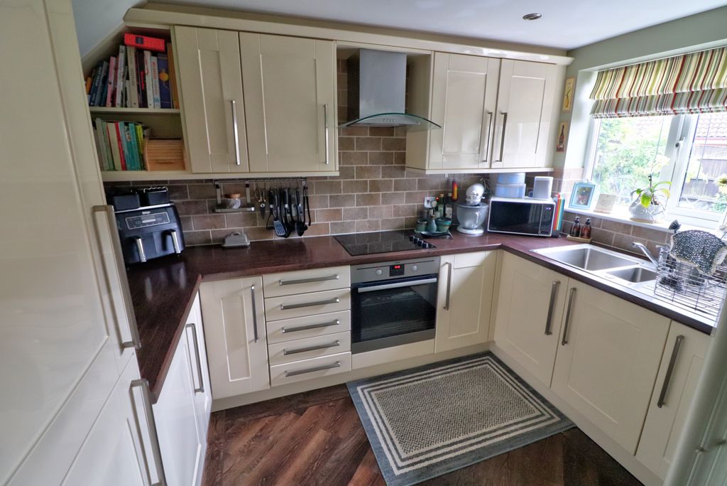 Property photo 3 of 16 Kitchen