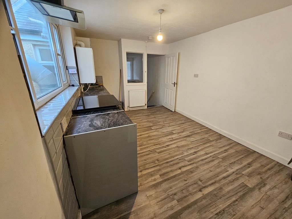 Property photo 2 of 8 Kitchen