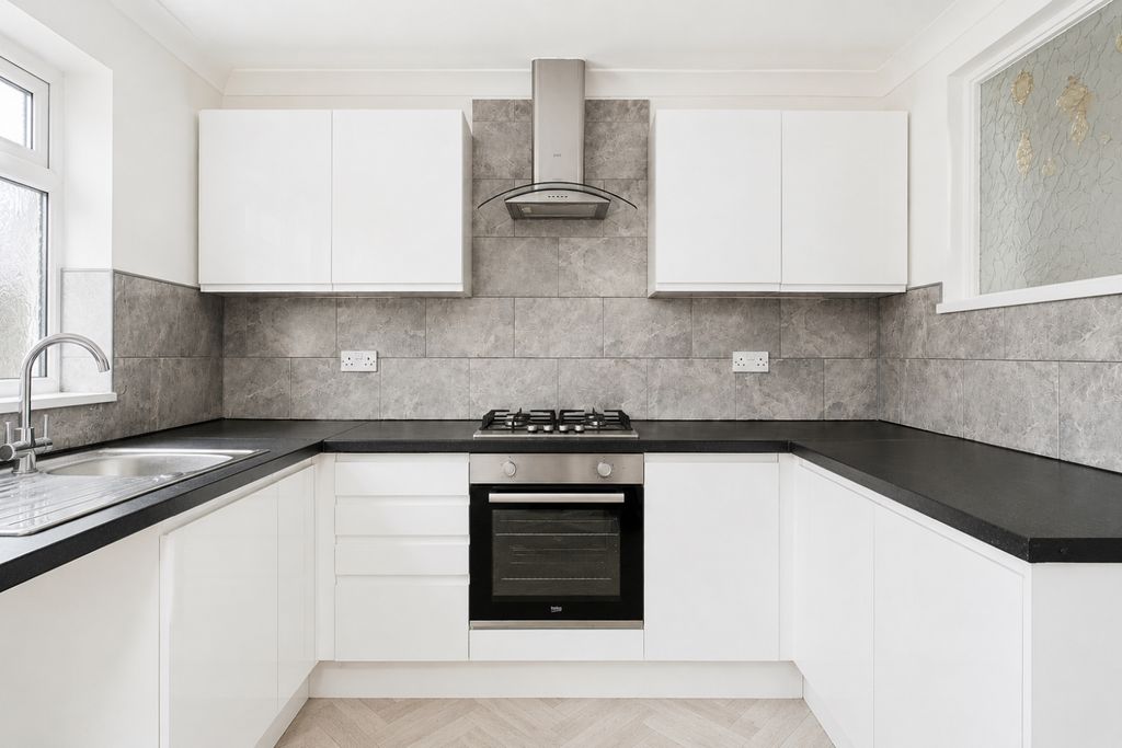 Property photo 3 of 12 Kitchen