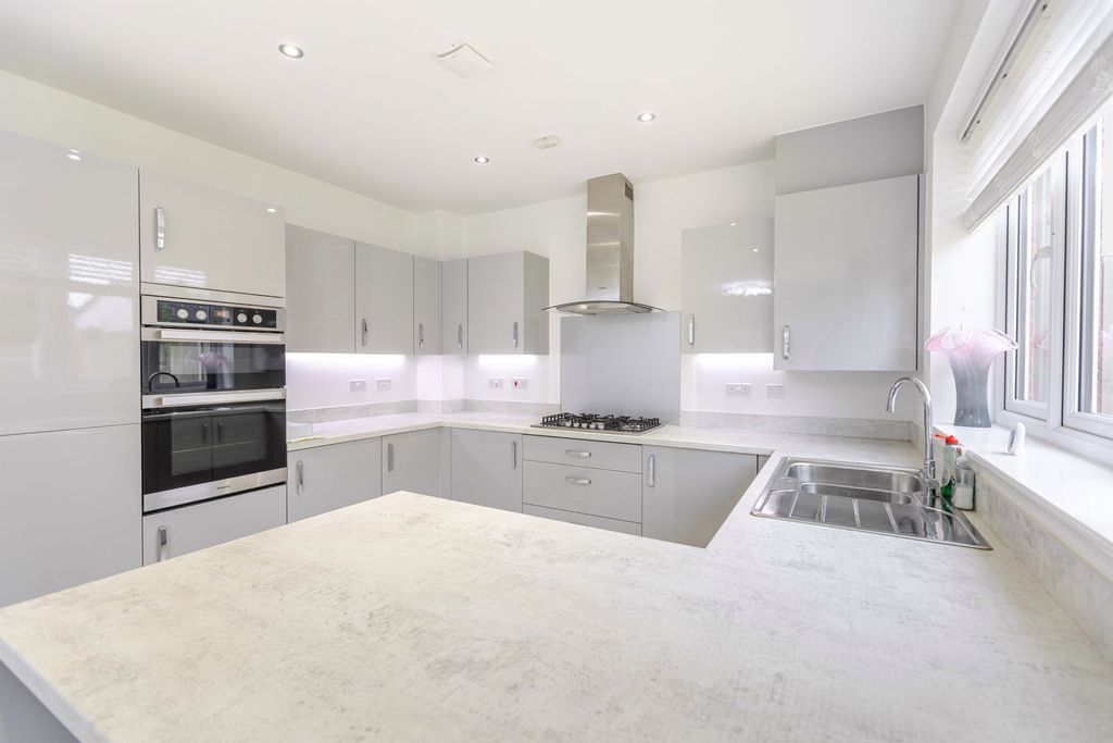 Property photo 2 of 25