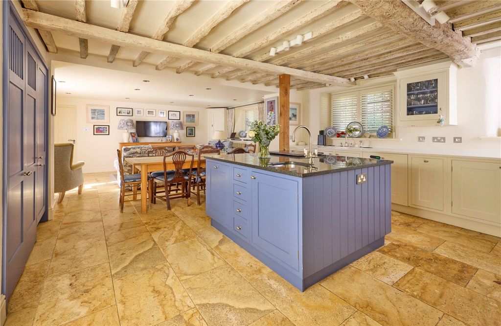 Property photo 2 of 20 Kitchen/Breakfast