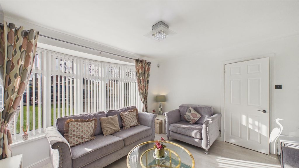 Property photo 3 of 34 Lounge