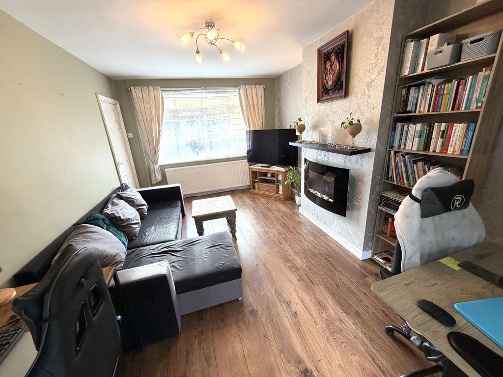 Property photo 3 of 18 Lounge