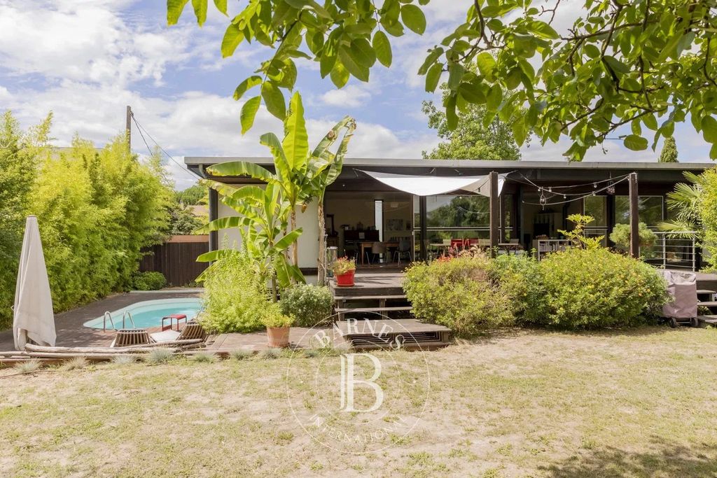 Property photo 3 of 23 Courtyard Swimming Pool