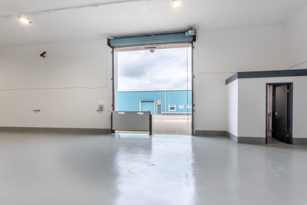 Property photo 3 of 12 8681723-Interior03-800