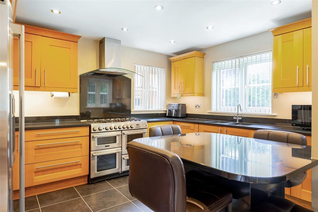 Property photo 3 of 21 95690_8-Slade-Leas-Middleton-Cheney   (9).Jpg