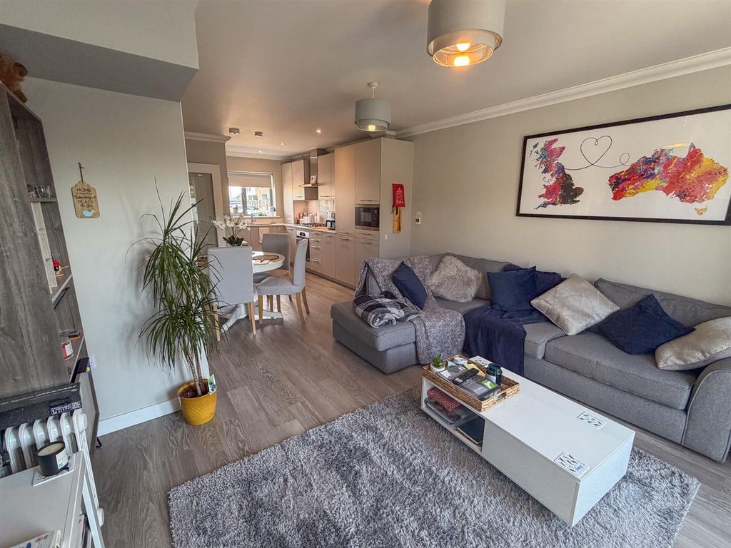 Property photo 2 of 13 21 Oak Park -07.Jpg