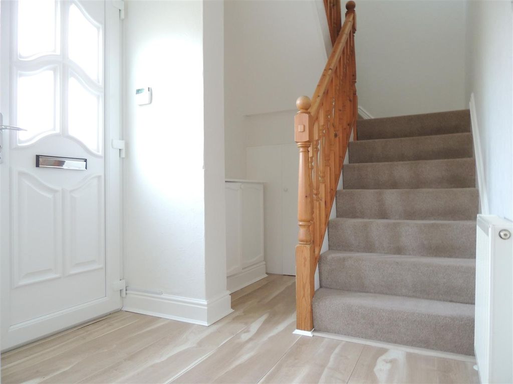 Property photo 3 of 14 Hallway