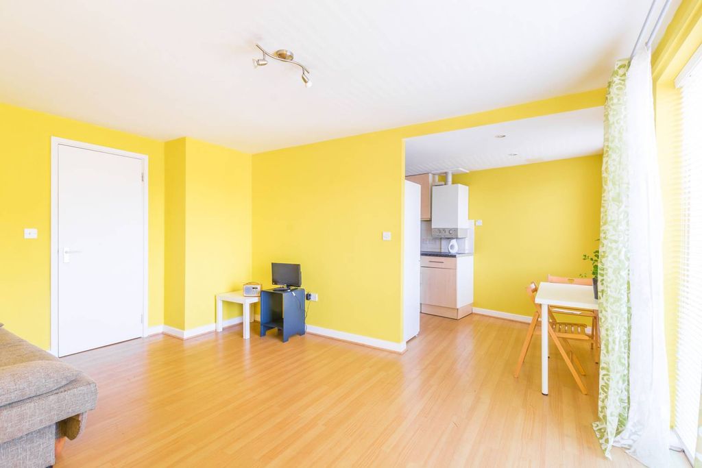 Property photo 3 of 6