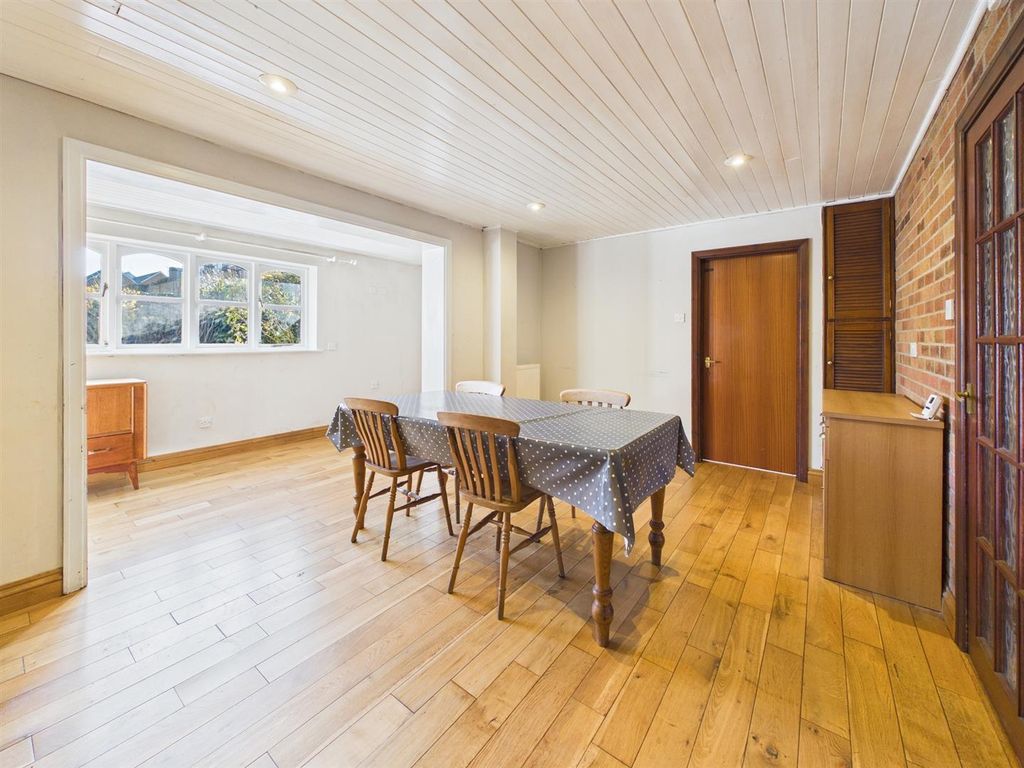 Property photo 3 of 28