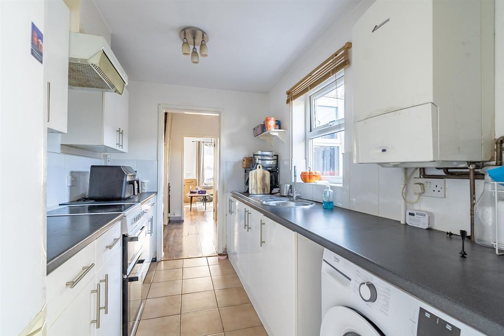 Property photo 3 of 11 Kitchen 2
