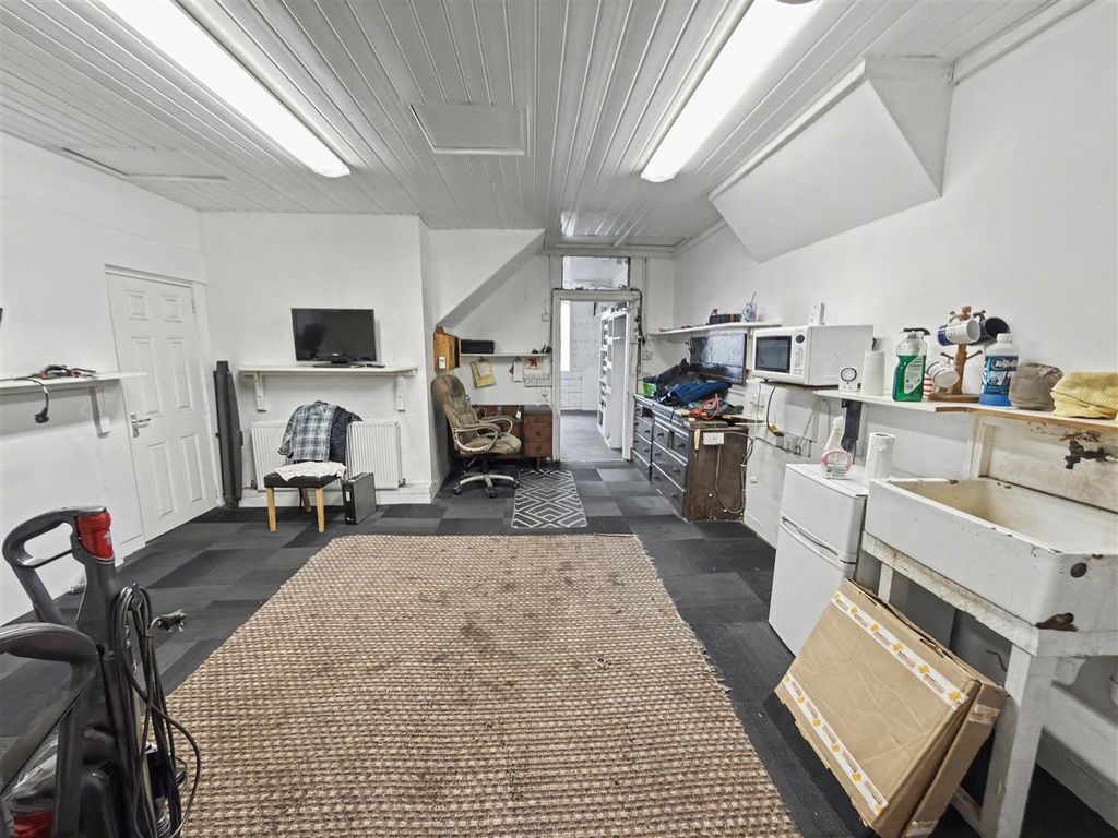 Property photo 3 of 13 Shop