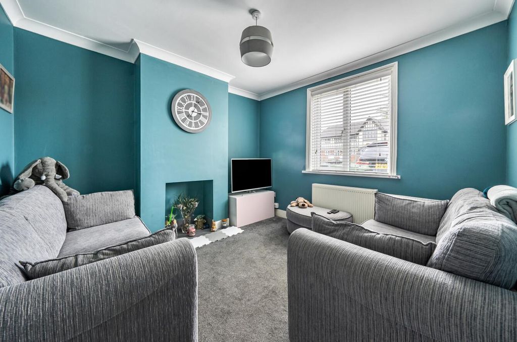 Property photo 3 of 16 90 Bournemouth Road (14).Jpg