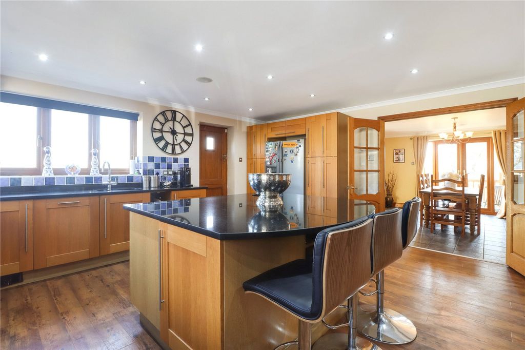 Property photo 3 of 20 Kitchen/Breakfast Rm