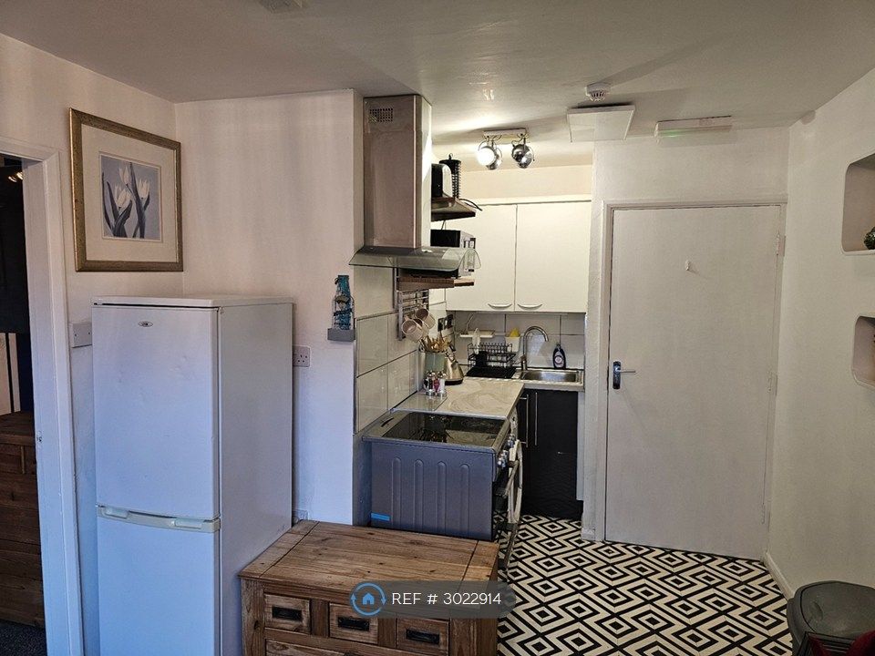 Property photo 2 of 7 Kitchen