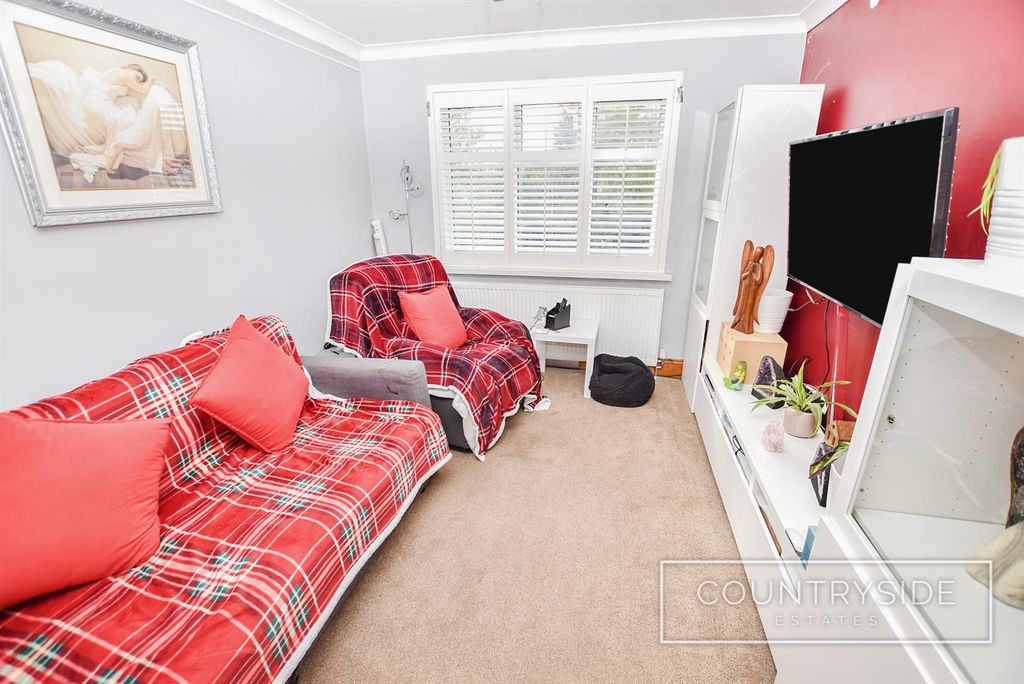 Property photo 3 of 8 Lounge