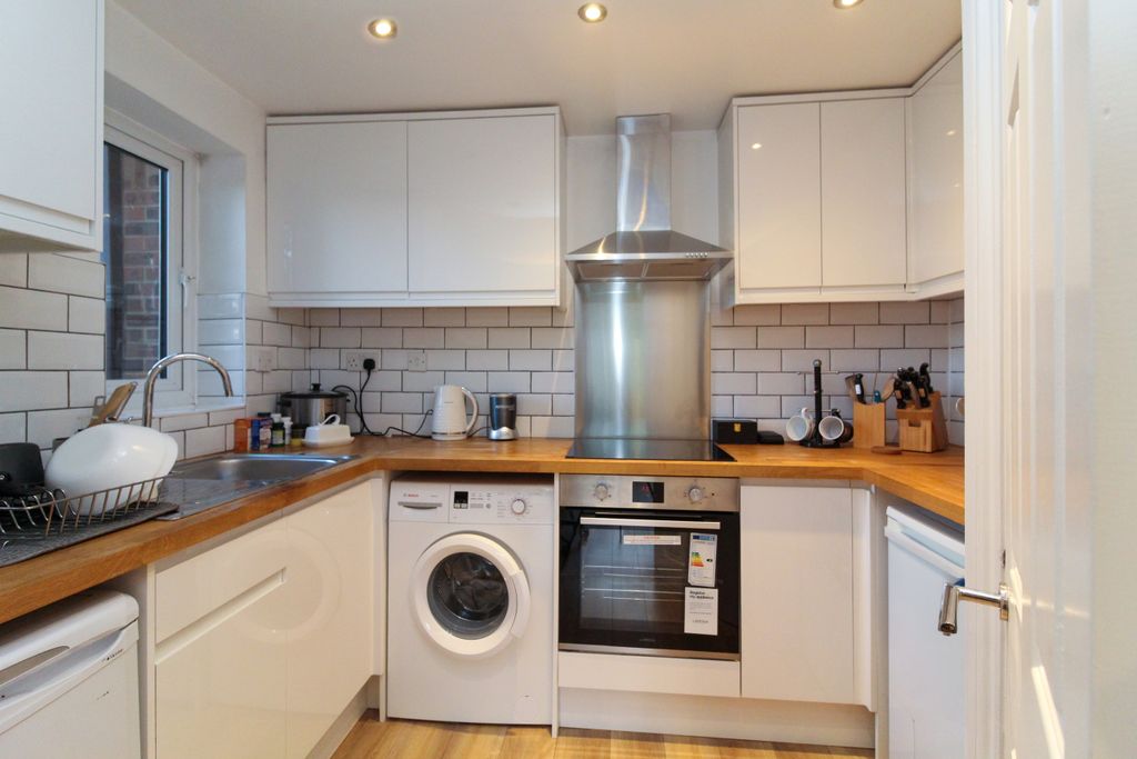 Property photo 2 of 9 Modern Kitchen