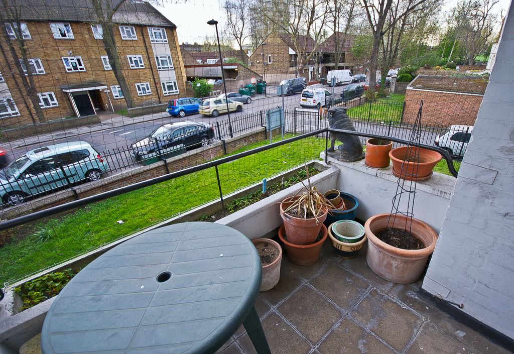 Property photo 1 of 2 Nelsons Are Proud To Present This Spacious Four Double Bedroom Flat Situated Within Minutes Within Minutes Of Both Stockwell Station And Clapham North.