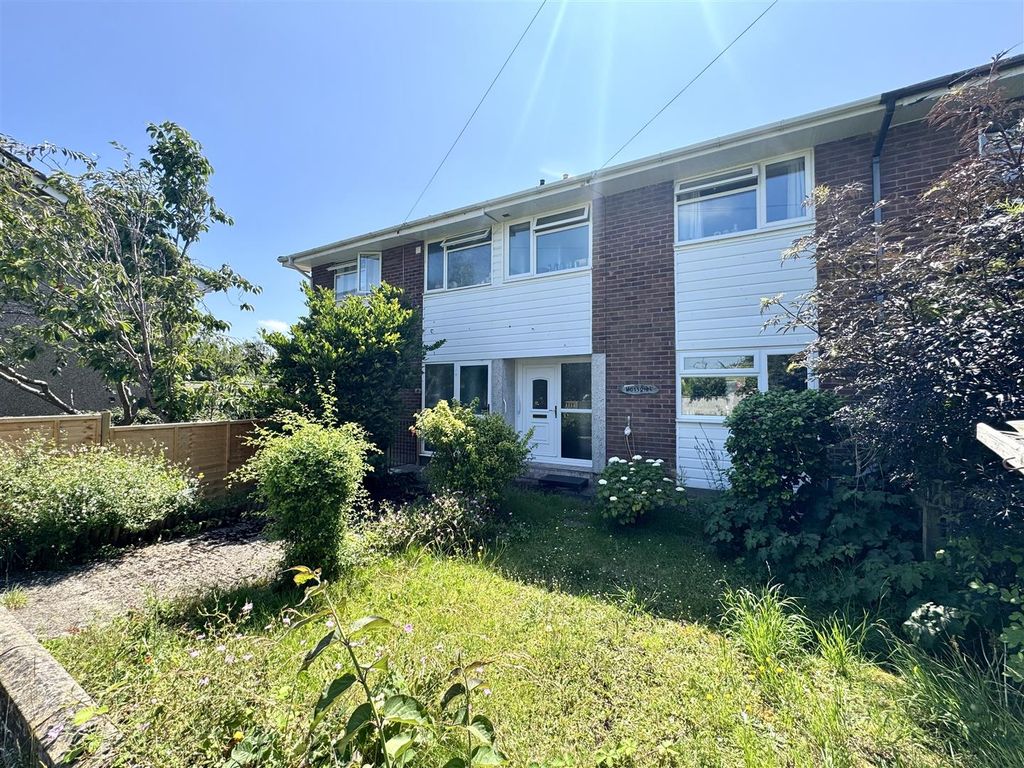 Property photo 1 of 16 St. Davids Close