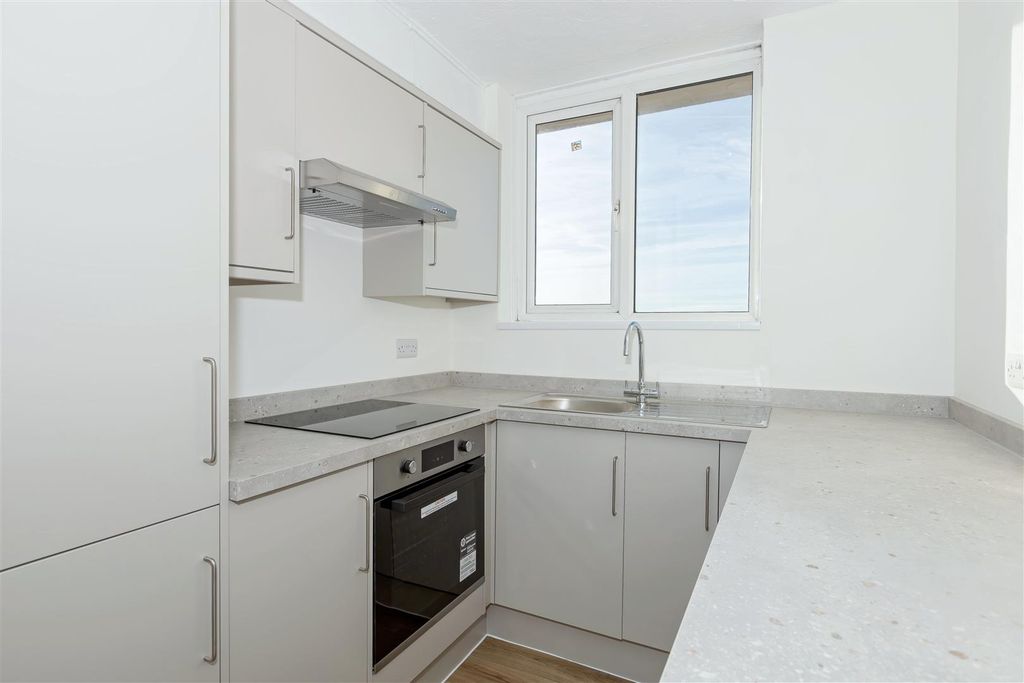 Property photo 2 of 11 Manor Lea_5.Jpg