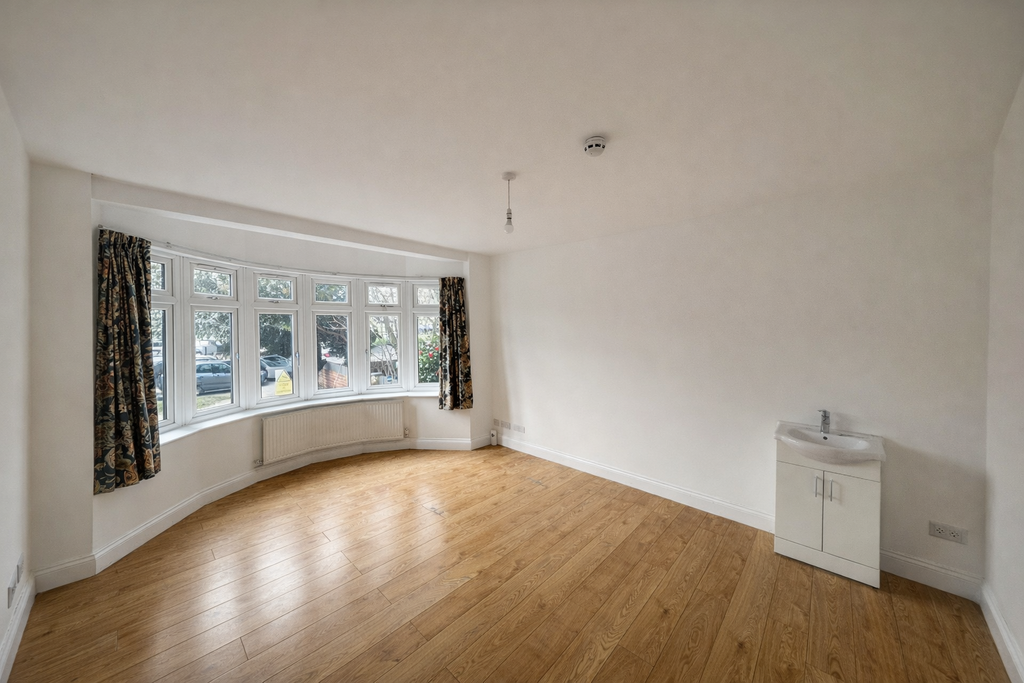 Property photo 2 of 10 Spacious Room With Bay Window (1)