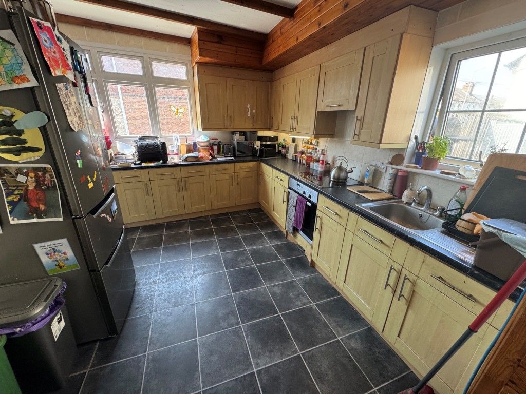 Property photo 2 of 17 Flat - Kitchen
