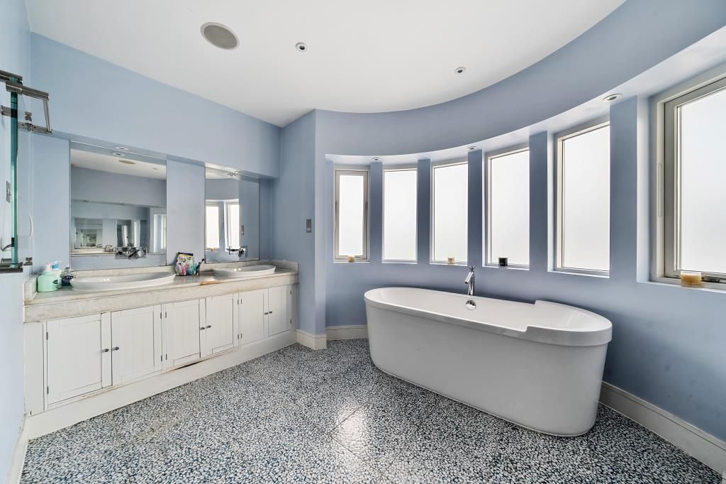 Property photo 2 of 18 Bathroom