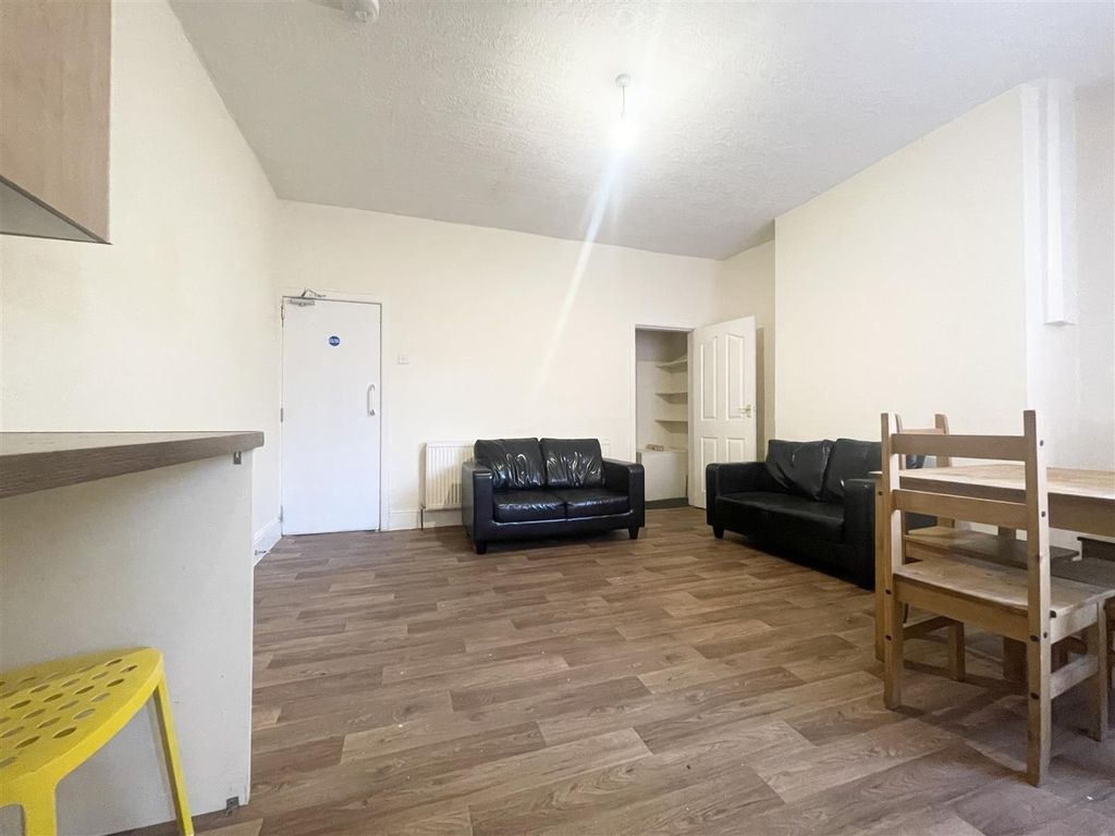 Property photo 3 of 12 Lounge